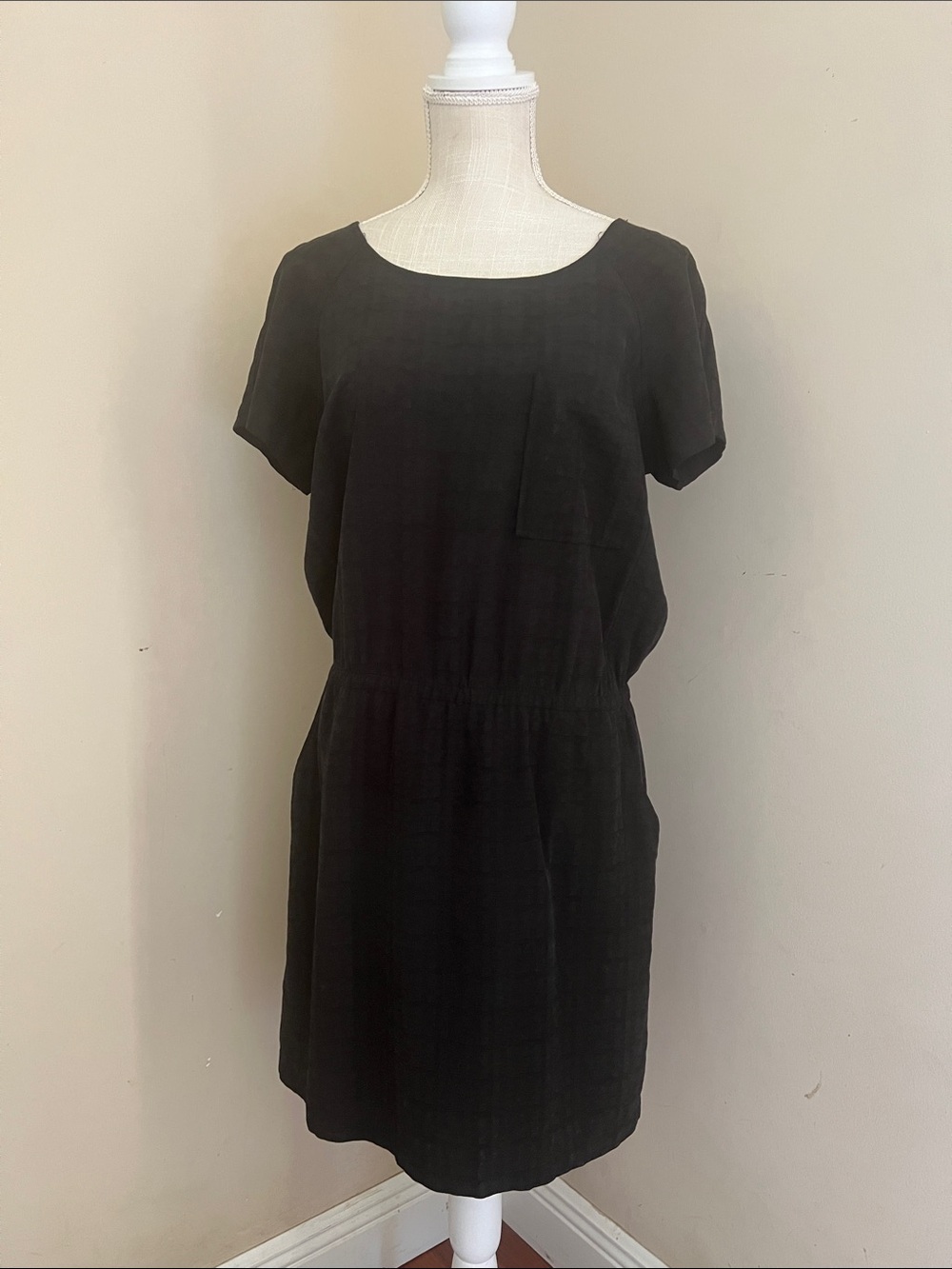 Everyday Black Short-Sleeve Silk Dress Size: 8